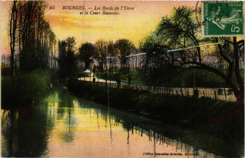 Carte postale ancienne Bourges - Les Bords de l'Yevre et le Cours Beauvoir à Bourges