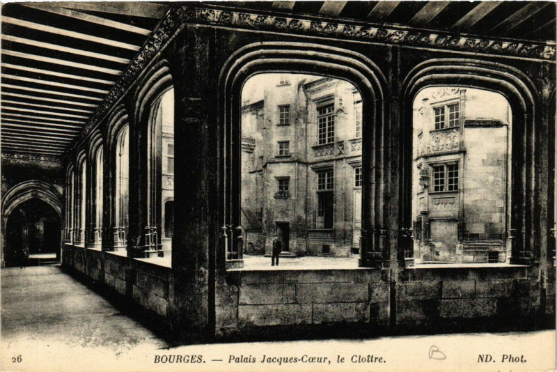 Carte postale ancienne Bourges - Palais Jacques-Coeur - Le Cloitre à Bourges