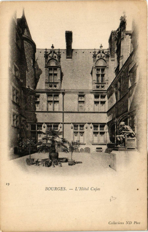 Carte postale ancienne Bourges - L'Hotel Cuajs à Bourges