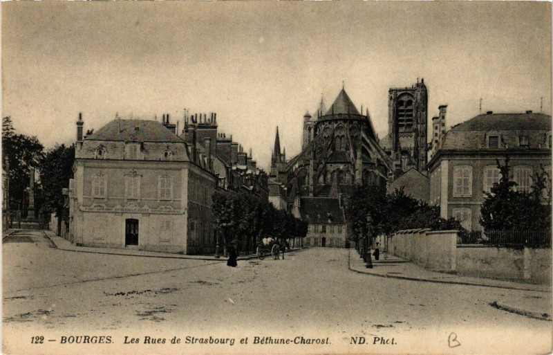 Carte postale ancienne Bourges - Les Rues de Strasbourg et Bethune-Charost à Bourges