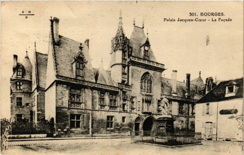 Carte postale ancienne Bourges - Palais Jacques-Coeur - La Facade à Bourges