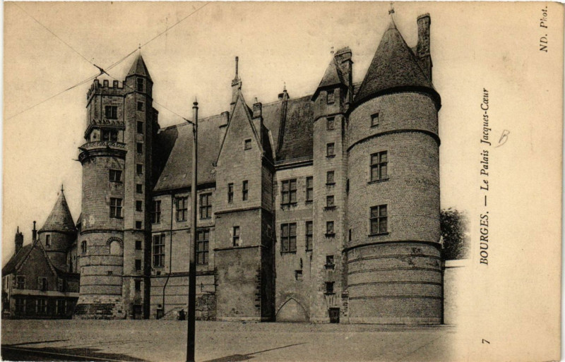 Carte postale ancienne Bourges - Le Palais Jacques Coeur à Bourges