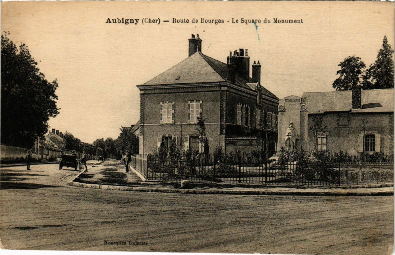 Carte postale ancienne Aubigny - Route de Bourges - Le Square du Monument à Bourges