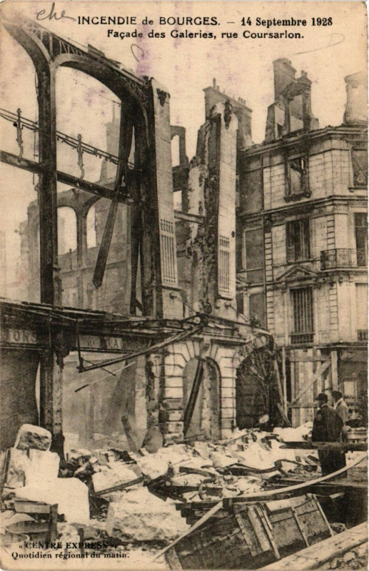 Carte postale ancienne Bourges - Incendie - 1928 - Facade des Galeries - Rue Coursarlon à Bourges