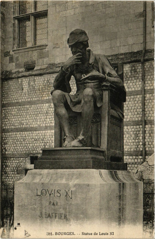 Carte postale ancienne Bourges - Statue de Louis Xi à Bourges