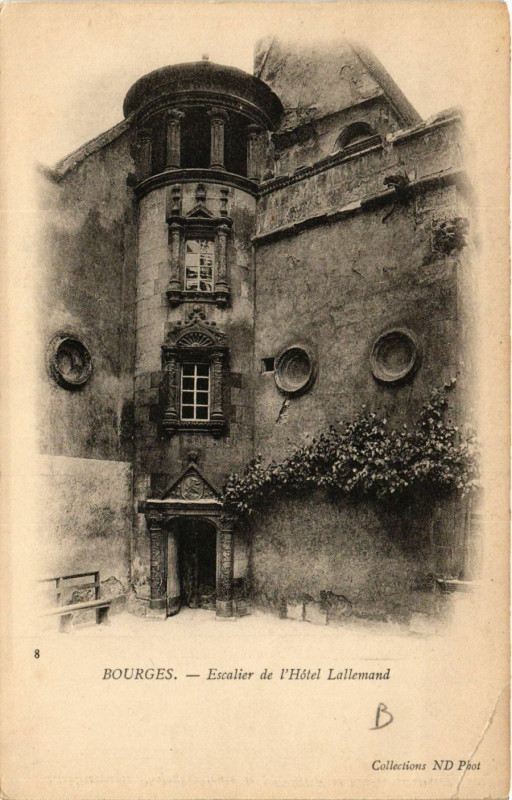 Carte postale ancienne Bourges - Escalier de l'Hotel Lallemand à Bourges