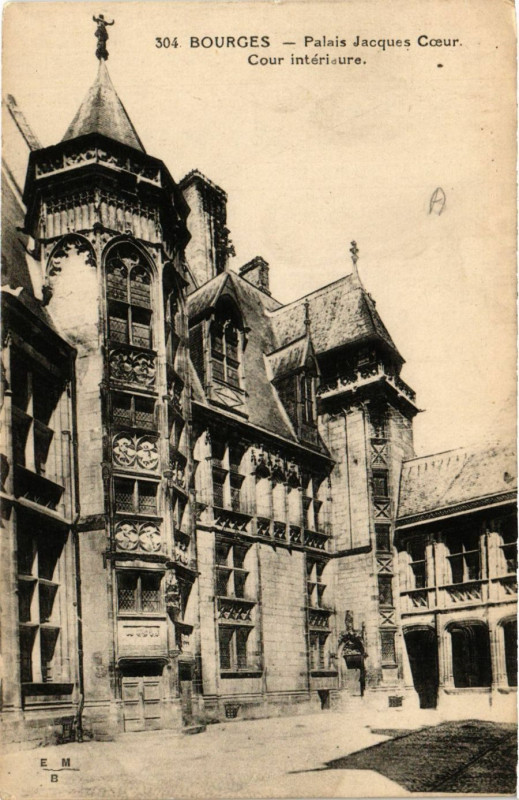 Carte postale ancienne Bourges - Palais Jacques Coeur - Cour Intérieure à Bourges