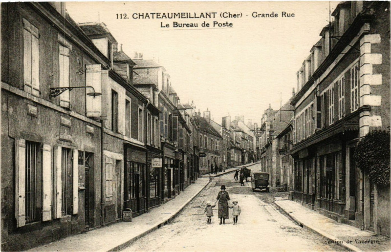 Carte postale ancienne Chateaumeillant - Grande Rue - Le Bureau de Poste à Châteaumeillant