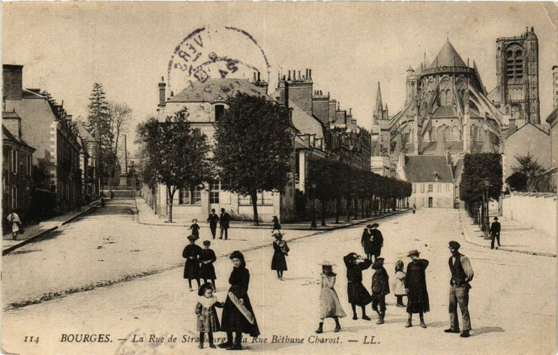 Carte postale ancienne Bourges - La Rue de Strasbourg et le Rue Bethune Charost à Bourges