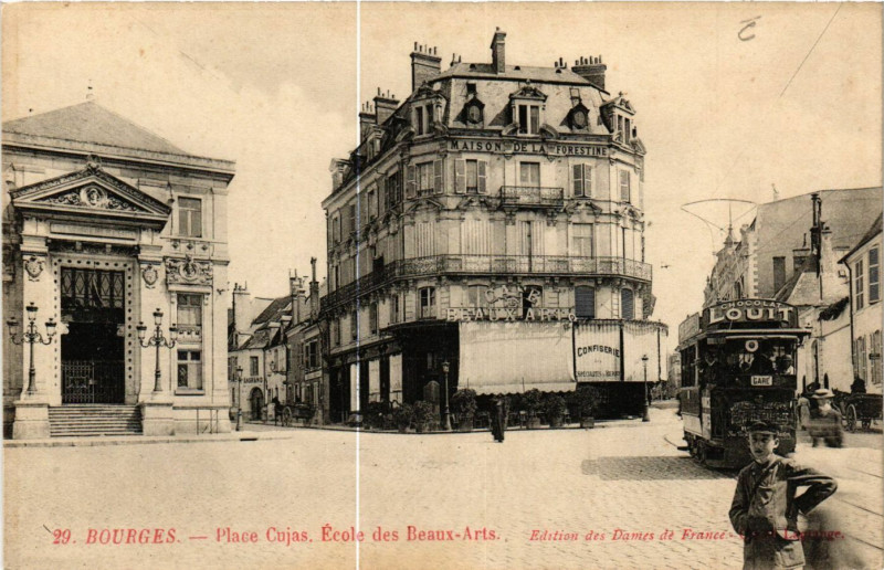Carte postale ancienne Bourges - Place Cujas - Ecole des Beaux-Arts à Bourges