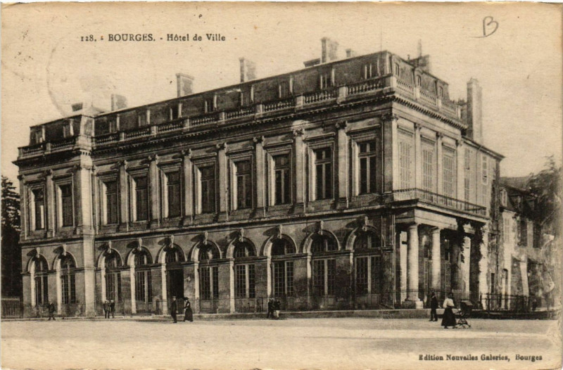 Carte postale ancienne Bourges - Hotel de Ville à Bourges