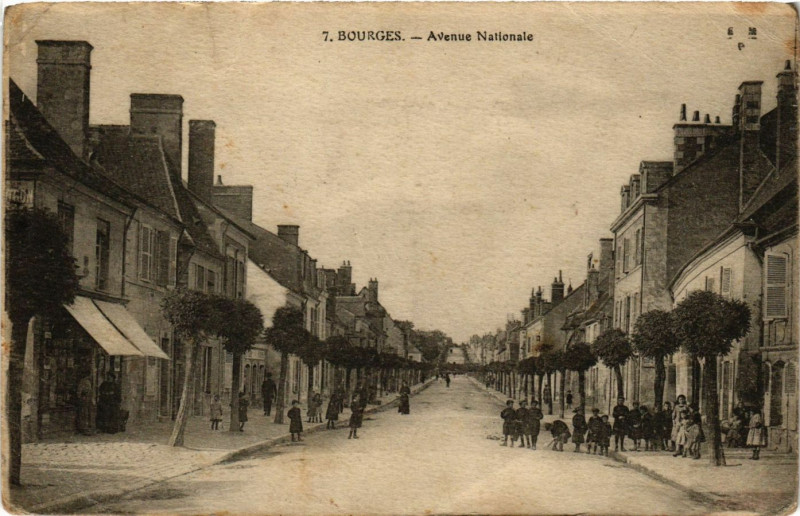 Carte postale ancienne Bourges - Avenue Nationale à Bourges