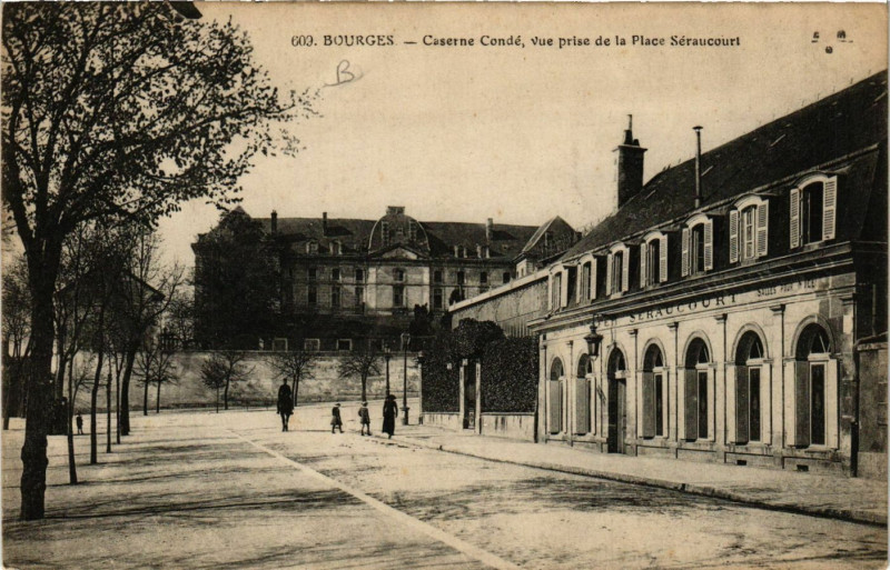 Carte postale ancienne Bourges - Caserne Condé - Vue prise de la Place Seracourt à Bourges