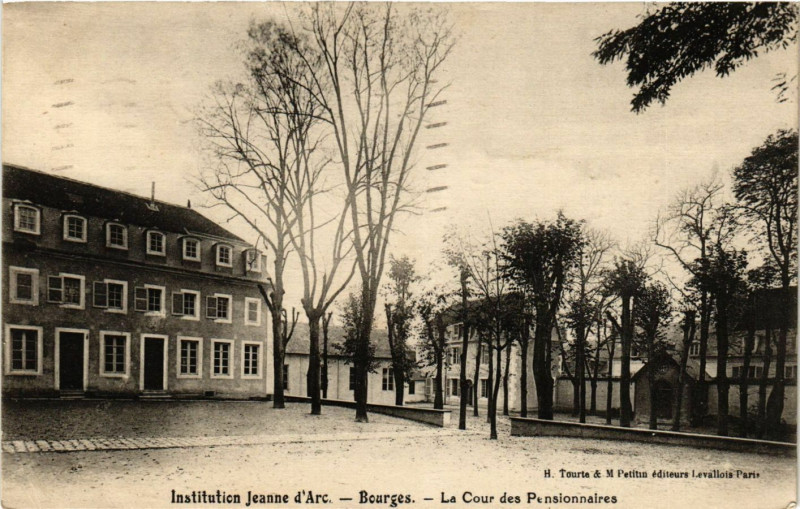Carte postale ancienne Bourges - Institution Jeanne d'Arc - La Cour des Pensionnaires à Bourges