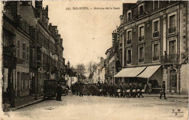 Carte postale ancienne Bourges - Avenue de la Gare à Bourges