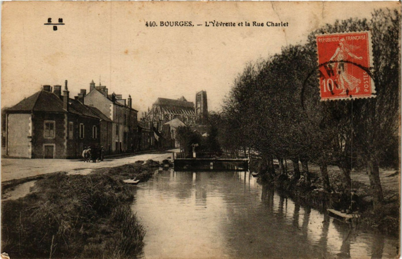 Carte postale ancienne Bourges - L'Yevrette et la Rue Charlet à Bourges