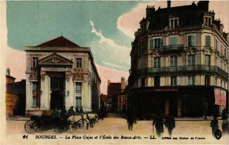 Carte postale ancienne Bourges - La Place Cujas et l'Ecole des Beaux-Arts à Bourges