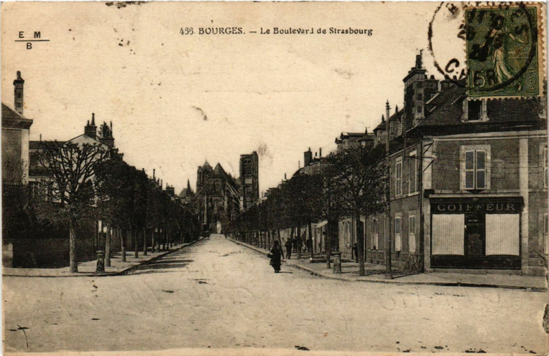 Carte postale ancienne Bourges - Le Boulevard de Strasbourg à Bourges