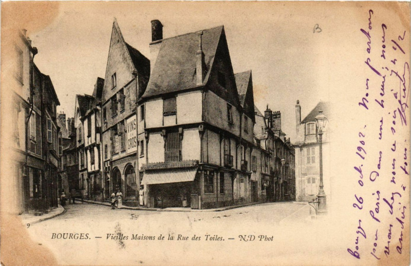 Carte postale ancienne Bourges - Vieilles Maisons de la Rue des Toiles à Bourges