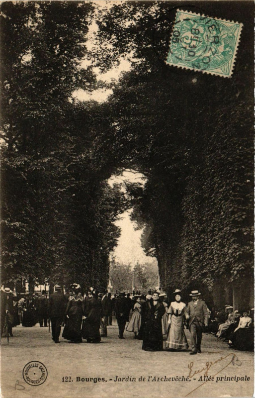 Carte postale ancienne Bourges - Jardin de l'Archeveche - Allée Principale à Bourges