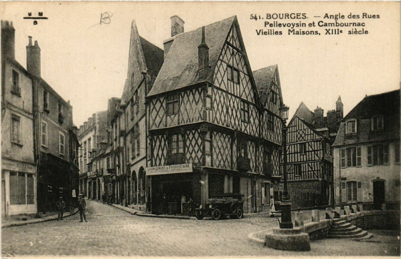 Carte postale ancienne Bourges - Angle des Rues Pellevoysin et Cambournac à Bourges