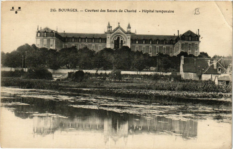 Carte postale ancienne Bourges - Couvent des Soeurs de Charité - Hopital Temporaire à Bourges