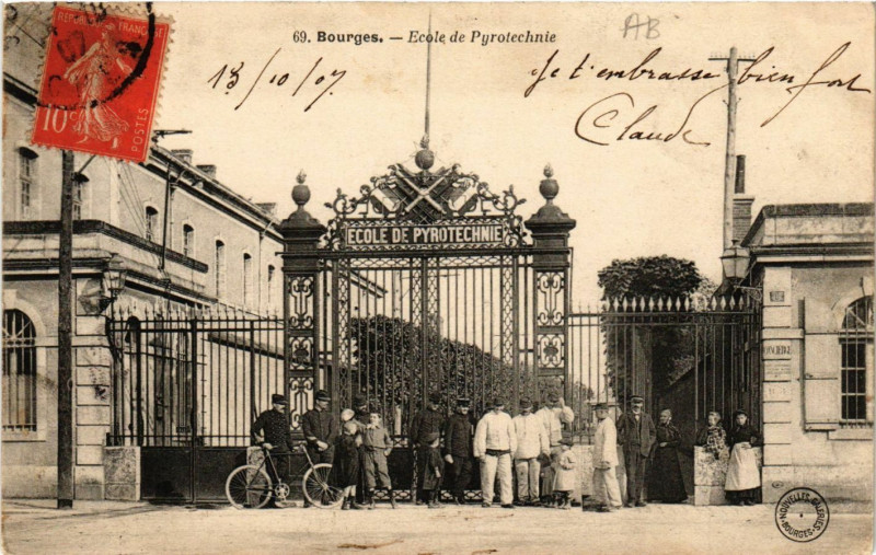 Carte postale ancienne Bourges - Ecole de Pyrotechnie à Bourges