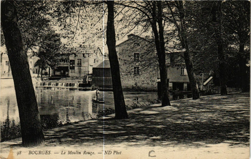 Carte postale ancienne Bourges - Le Moulin Rouge à Bourges