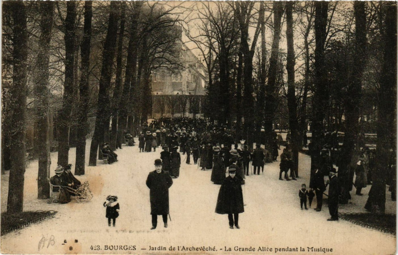 Carte postale ancienne Bourges - Jardin de l'Archeveche - La Grande Allée à Bourges