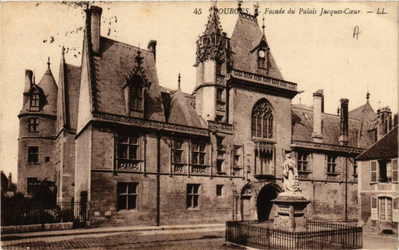 Carte postale ancienne Bourges - Facade du Palais Jacques-Coeur à Bourges