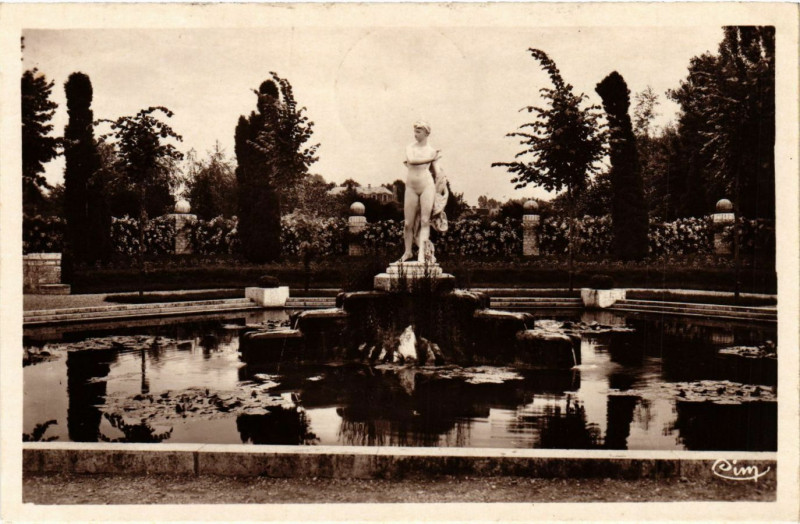 Carte postale ancienne Bourges - Jardins des pres Fichaux - Bassin de Diane à Bourges