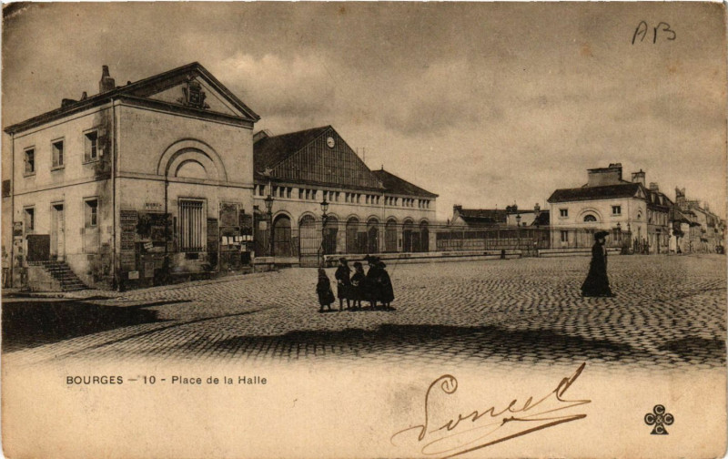 Carte postale ancienne Bourges - Place de la Halle à Bourges
