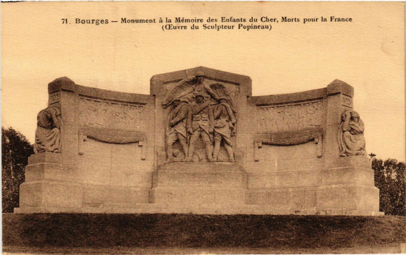 Carte postale ancienne Bourges - Monument a la Mémoire des Enfants du Cher à Bourges