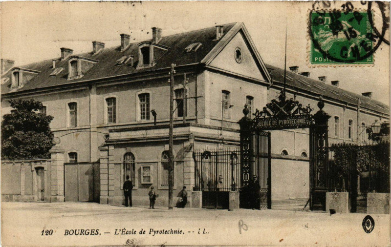 Carte postale ancienne Bourges - L'Ecole de Pyrotechnie à Bourges