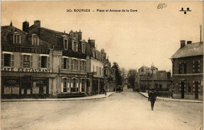 Carte postale ancienne Bourges - Place et Avenue de la Gare à Bourges