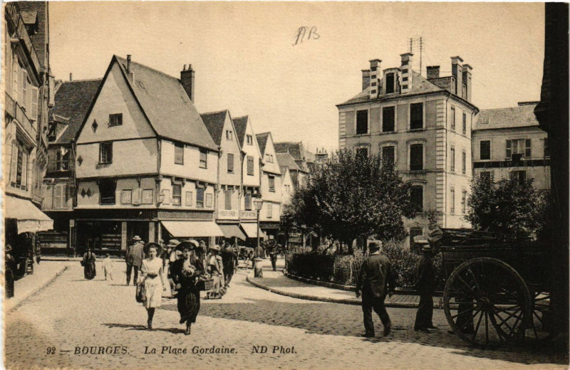 Carte postale ancienne Bourges - La Place Gordaine à Bourges