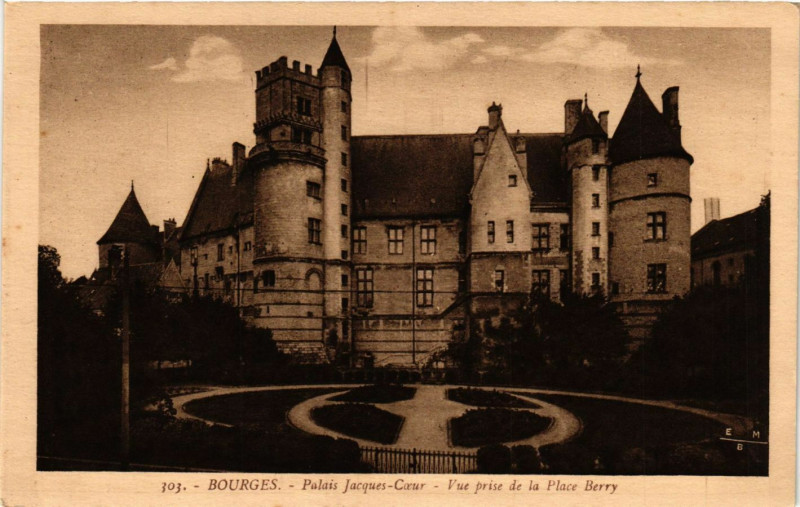 Carte postale ancienne Bourges - Palais Jacques-Coeur - Vue prise de la Place Berry à Bourges