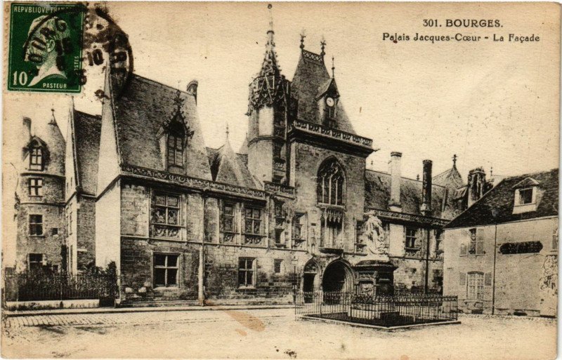 Carte postale ancienne Bourges - Palais Jacques-Coeur - La Facade à Bourges