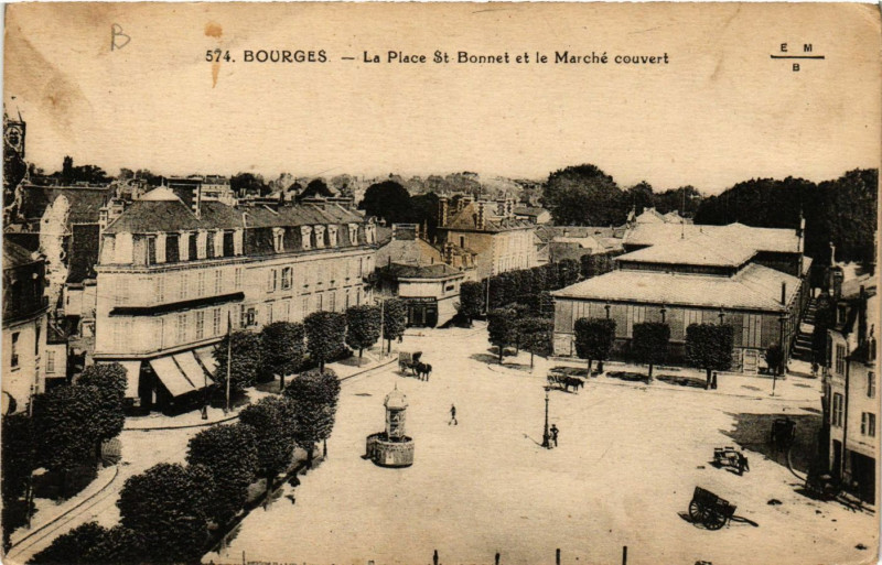 Carte postale ancienne Bourges - La Place St. Bonnet et le Marché Couvert à Bourges