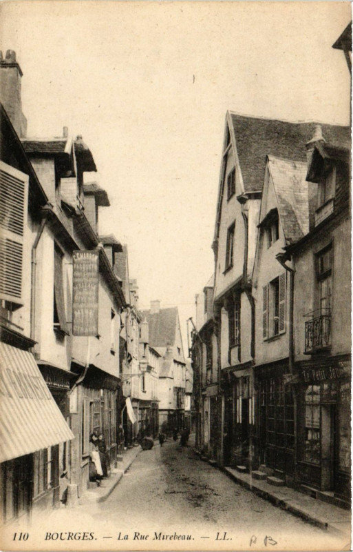 Carte postale ancienne Bourges - La Rue Mirebeau à Bourges