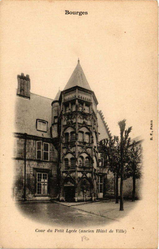 Carte postale ancienne Bourges - Cour de Petit Lycée - Ancien Hotel de Ville à Bourges