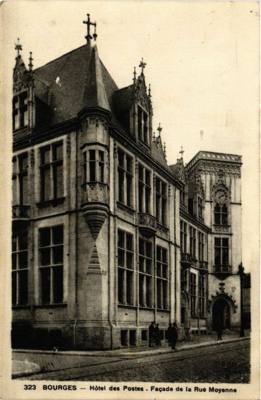 Carte postale ancienne Bourges - Hotel des Postes - Facade de la Rue Moyenne à Bourges