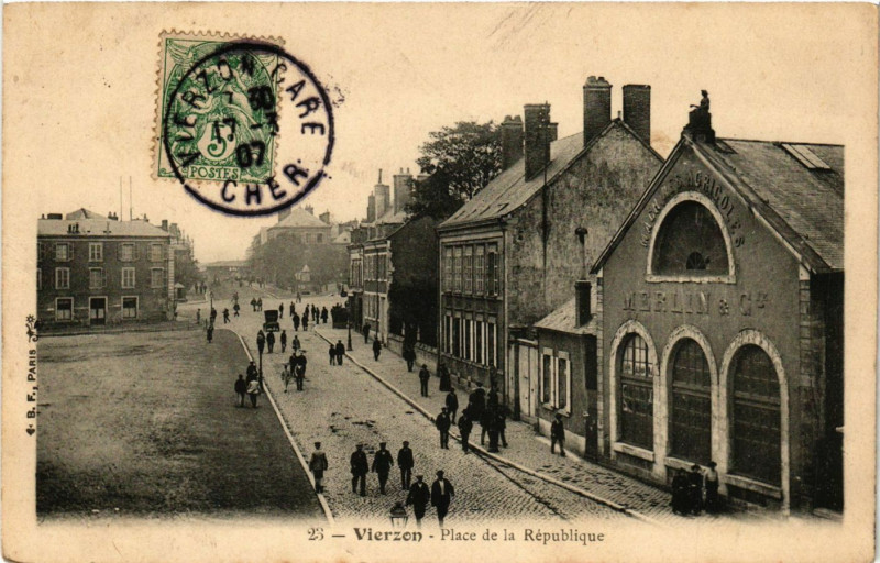 Carte postale ancienne Vierzon - Place de la Republique à Vierzon
