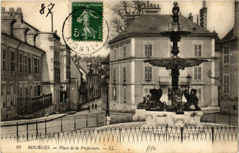 Carte postale ancienne Bourges - Place de la Prefecture à Bourges