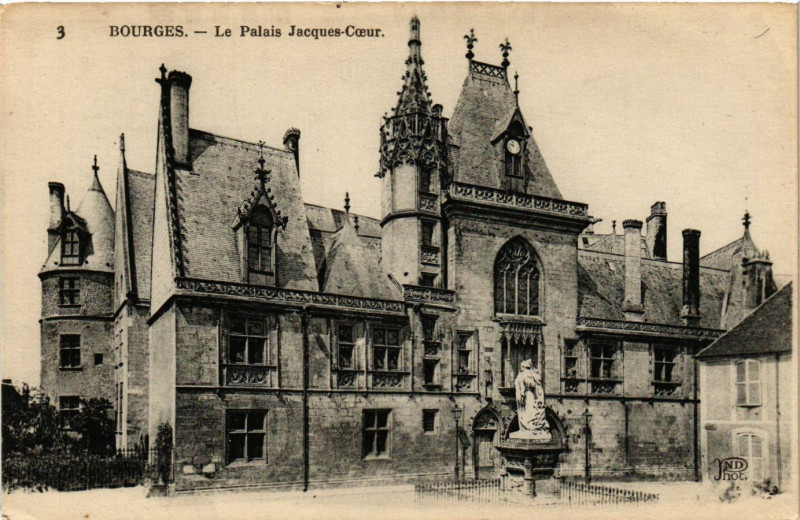 Carte postale ancienne Bourges - Le Palais Jacques-Coeur à Bourges