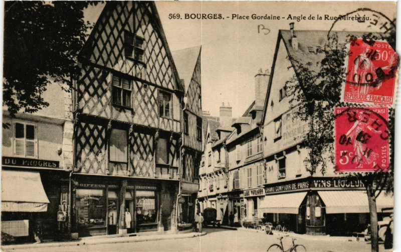 Carte postale ancienne Bourges - Place Gordaine - Angle de la Rue Mirebeau à Bourges