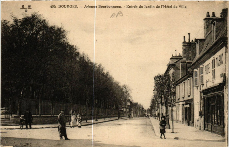 Carte postale ancienne Bourges - Avenue Bourbonnoux - Entrée du Jardin à Bourges
