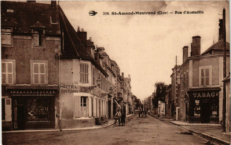 Carte postale ancienne Saint-Amand-Montrond - Rue d'Austerlitz à Saint-Amand-Montrond