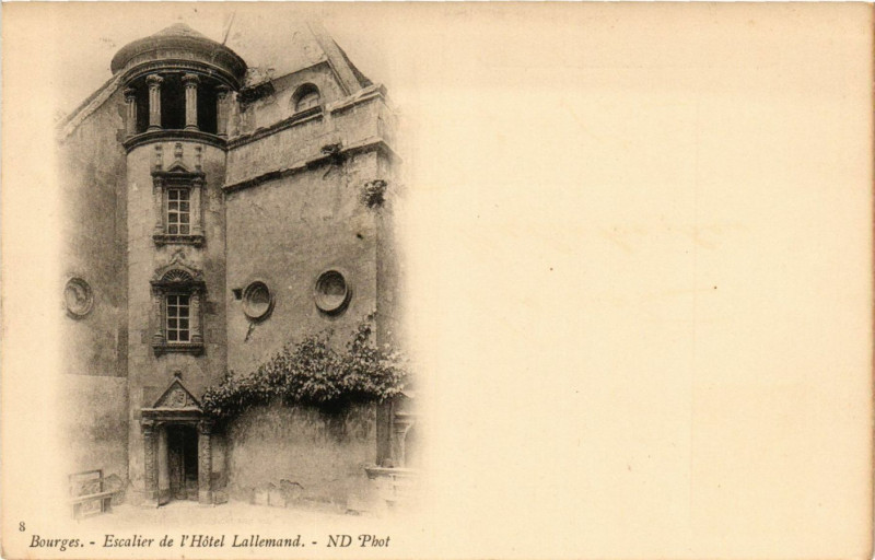 Carte postale ancienne Bourges - Escalier de l'Hotel Lallemand à Bourges