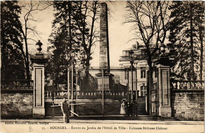 Carte postale ancienne Bourges - Entrée du Jardin de l'Hotel de Ville à Bourges